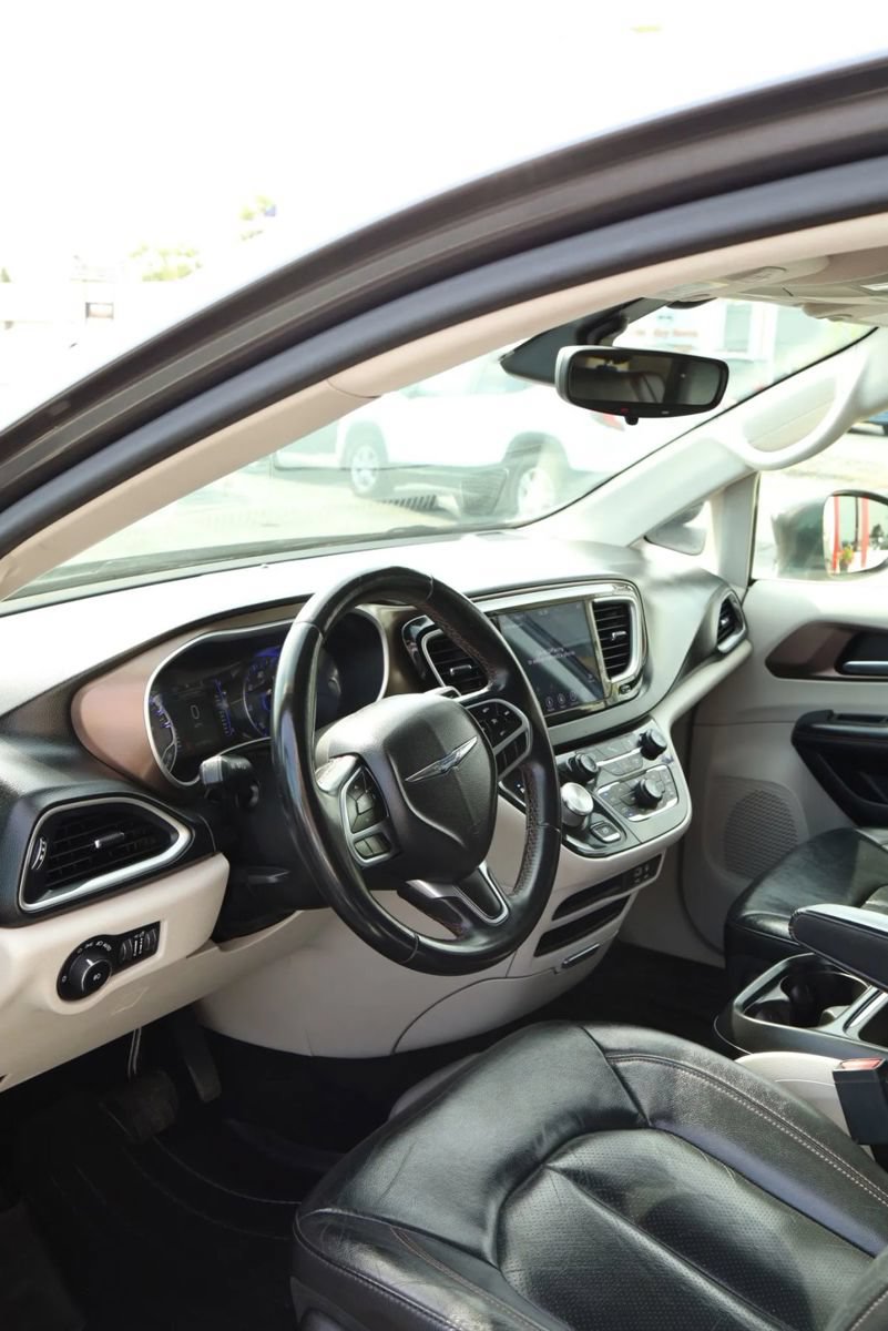 Used 2018 Chrysler Pacifica Touring-L FWD image 15