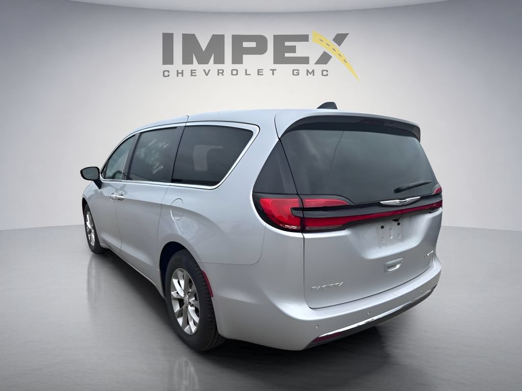 Used 2026 Chrysler Pacifica Limited FWD image 2