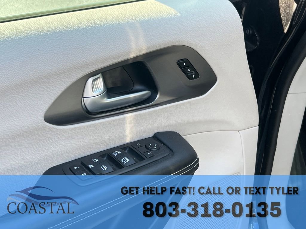 Used 2024 Chrysler Pacifica Touring-L FWD image 11