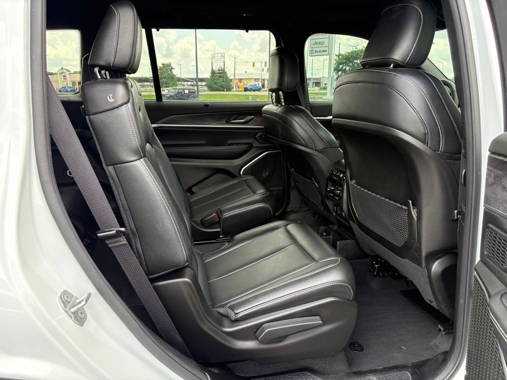 Used 2025 Jeep Grand Cherokee L Limited w/ Luxury Tech Group II AWD/4WD image 12