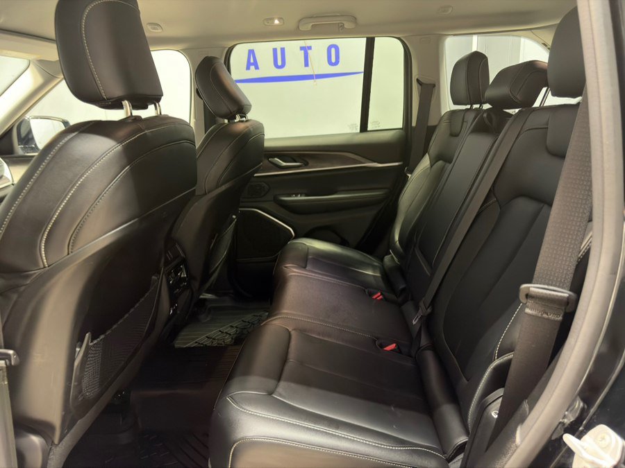 Used 2023 Jeep Grand Cherokee Limited w/ Black Appearance Package AWD/4WD image 17
