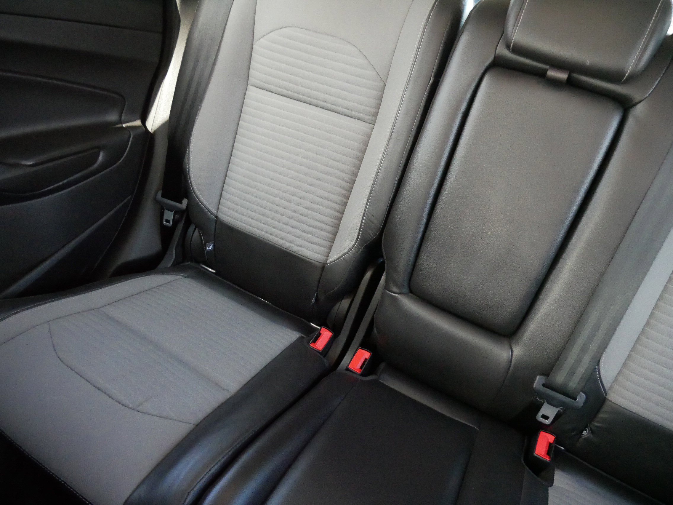Used 2018 Ford Escape SE w/ SE Sport Appearance Package image 12