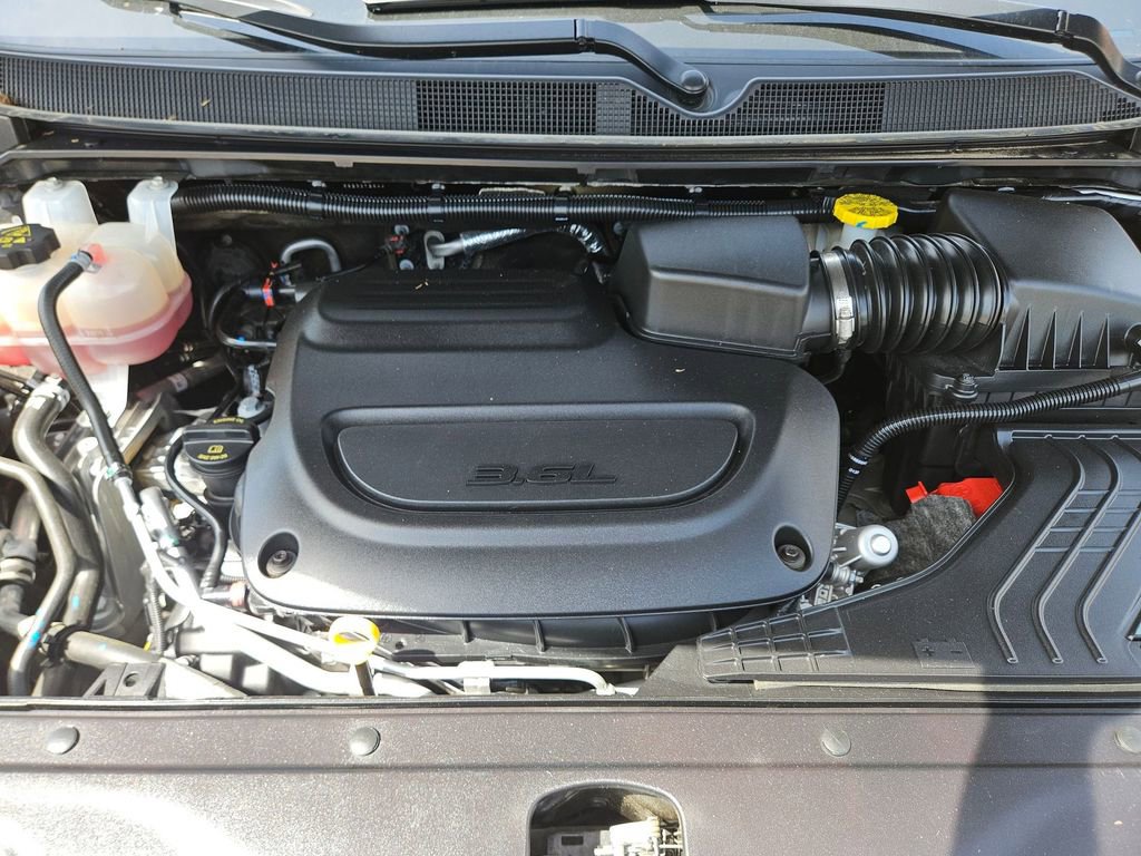 Used 2025 Chrysler Pacifica Select image 23