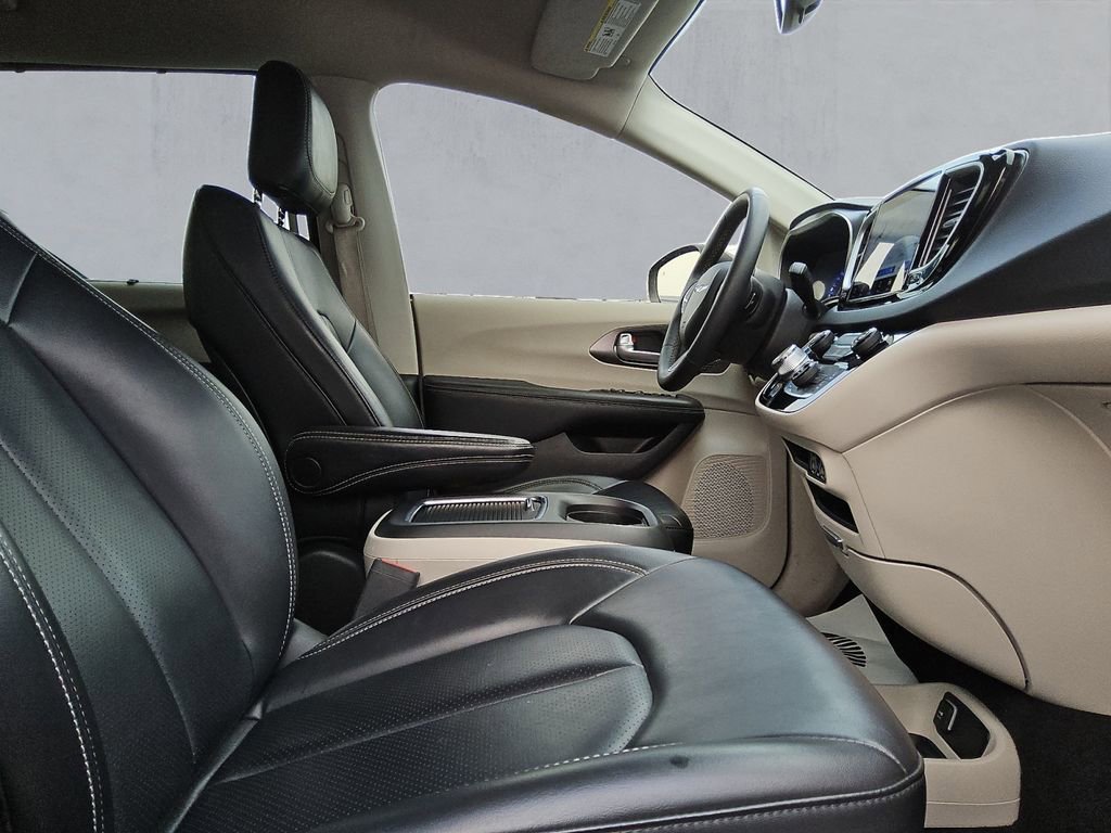 Certified 2023 Chrysler Pacifica Touring-L FWD image 15