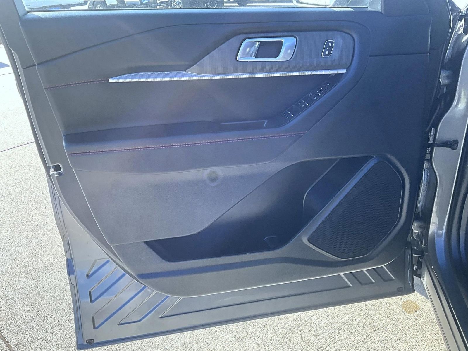 Used 2025 Ford Explorer ST-Line w/ ST-Line Street Pack image 9