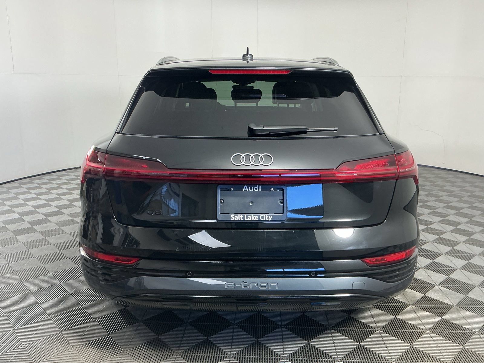 Used 2024 Audi Q8 e-tron Premium Plus w/ Premium Plus Package AWD/4WD image 7
