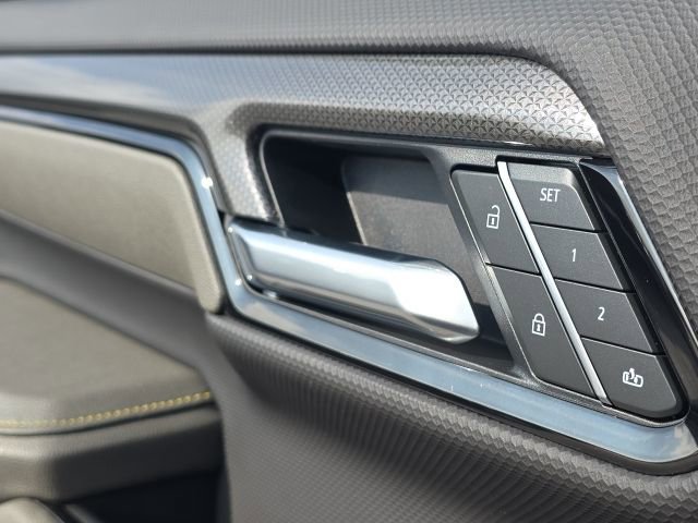 Used 2025 Chevrolet Silverado 2500 ZR2 w/ Technology Package image 24