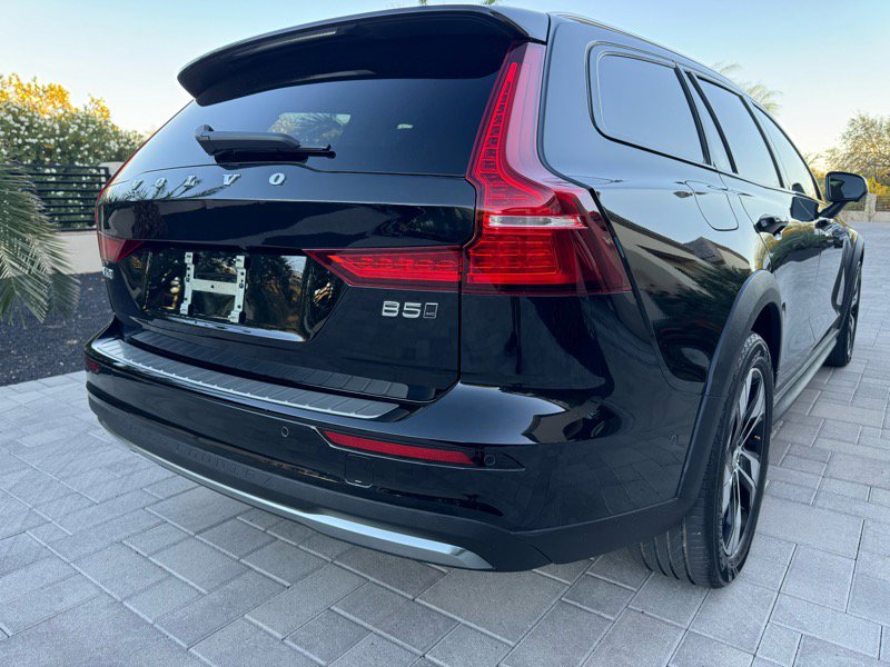 Used 2025 Volvo V60 B5 Cross Country Plus image 4