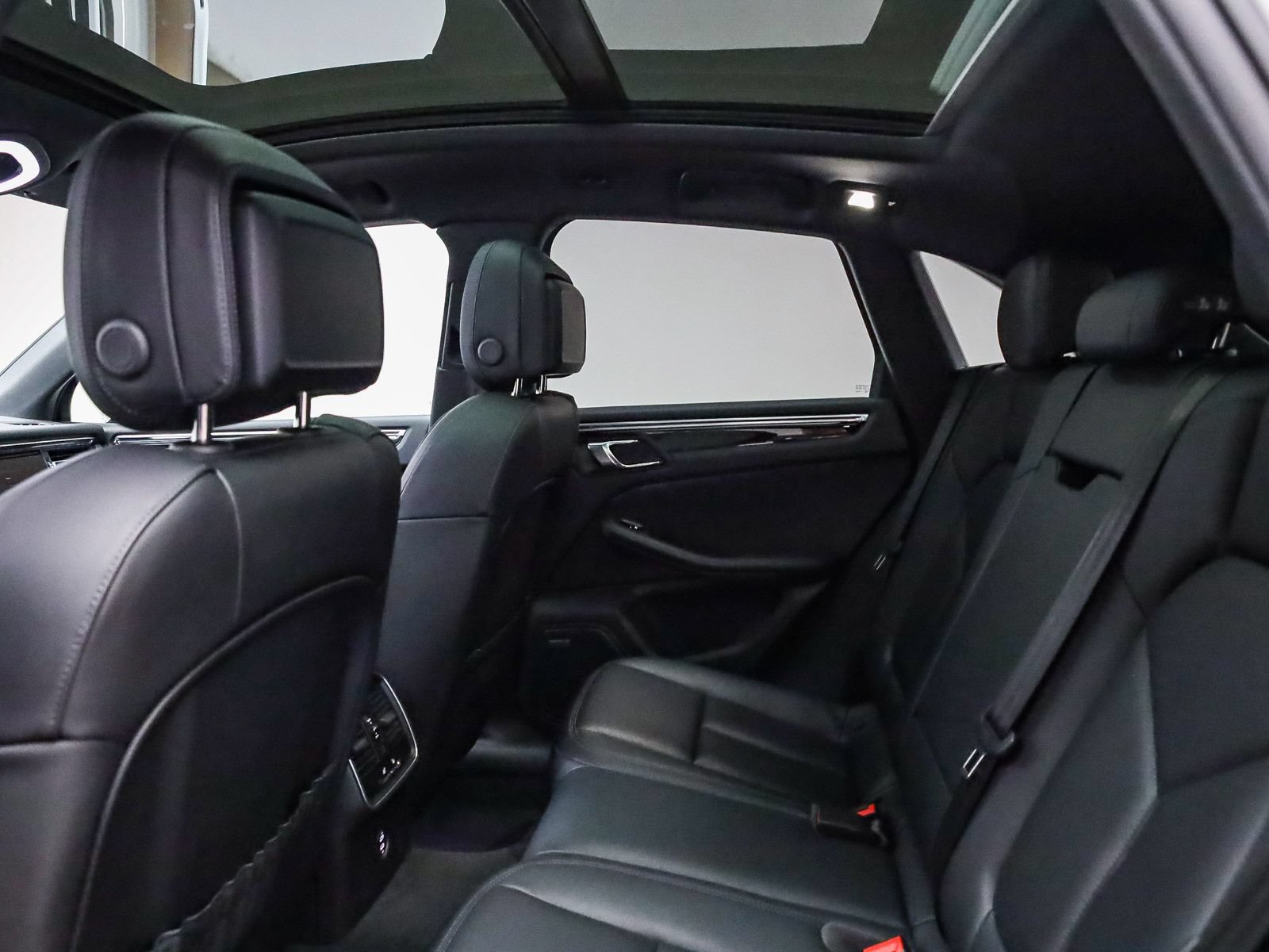 Certified 2026 Porsche Macan AWD/4WD image 20