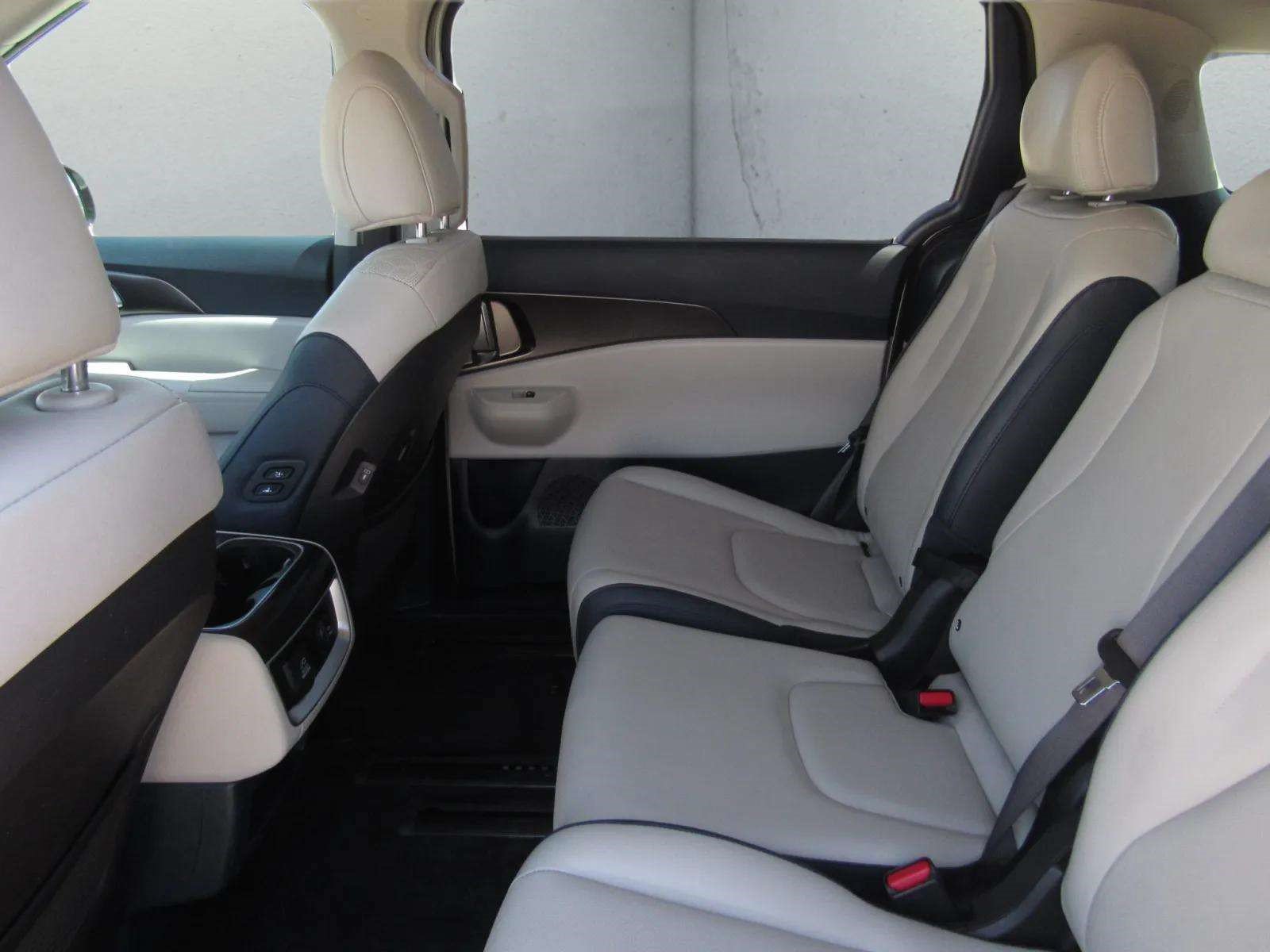 Used 2025 Kia Carnival SX w/ SX Dark Edition Package FWD image 15