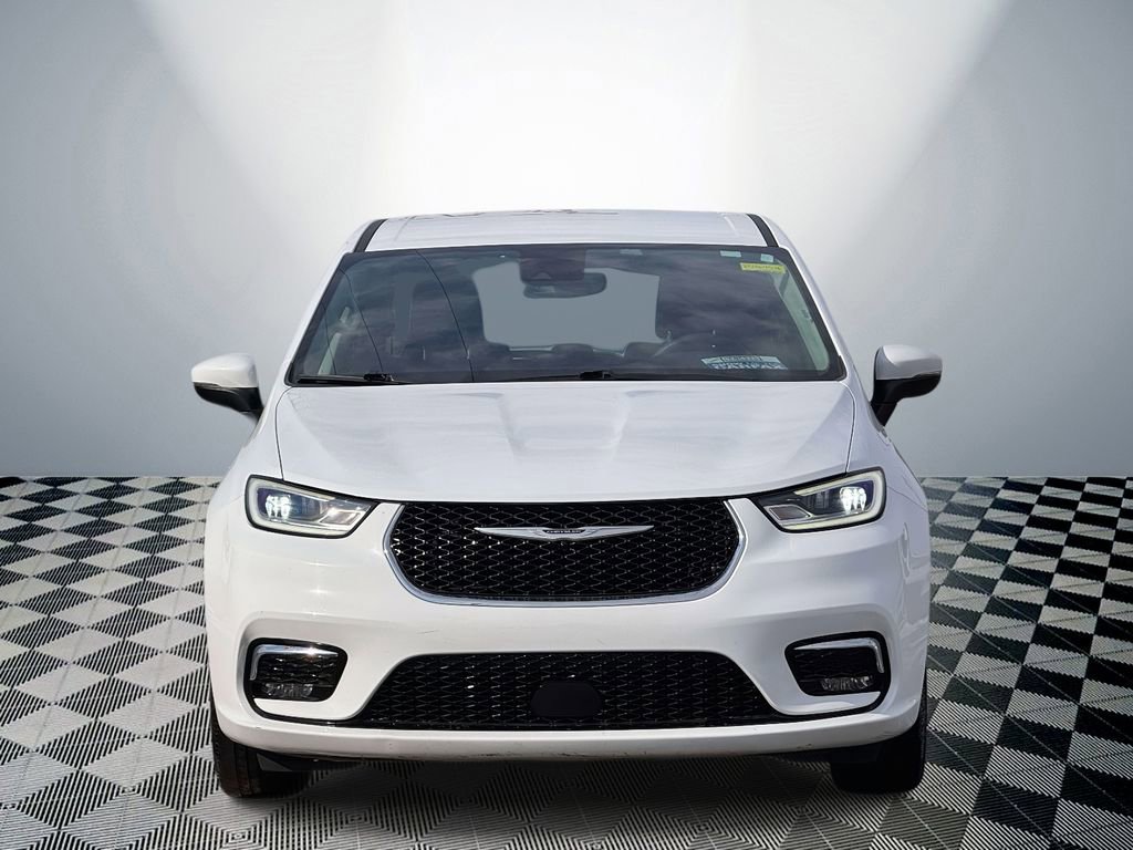 Used 2023 Chrysler Pacifica Touring-L image 2