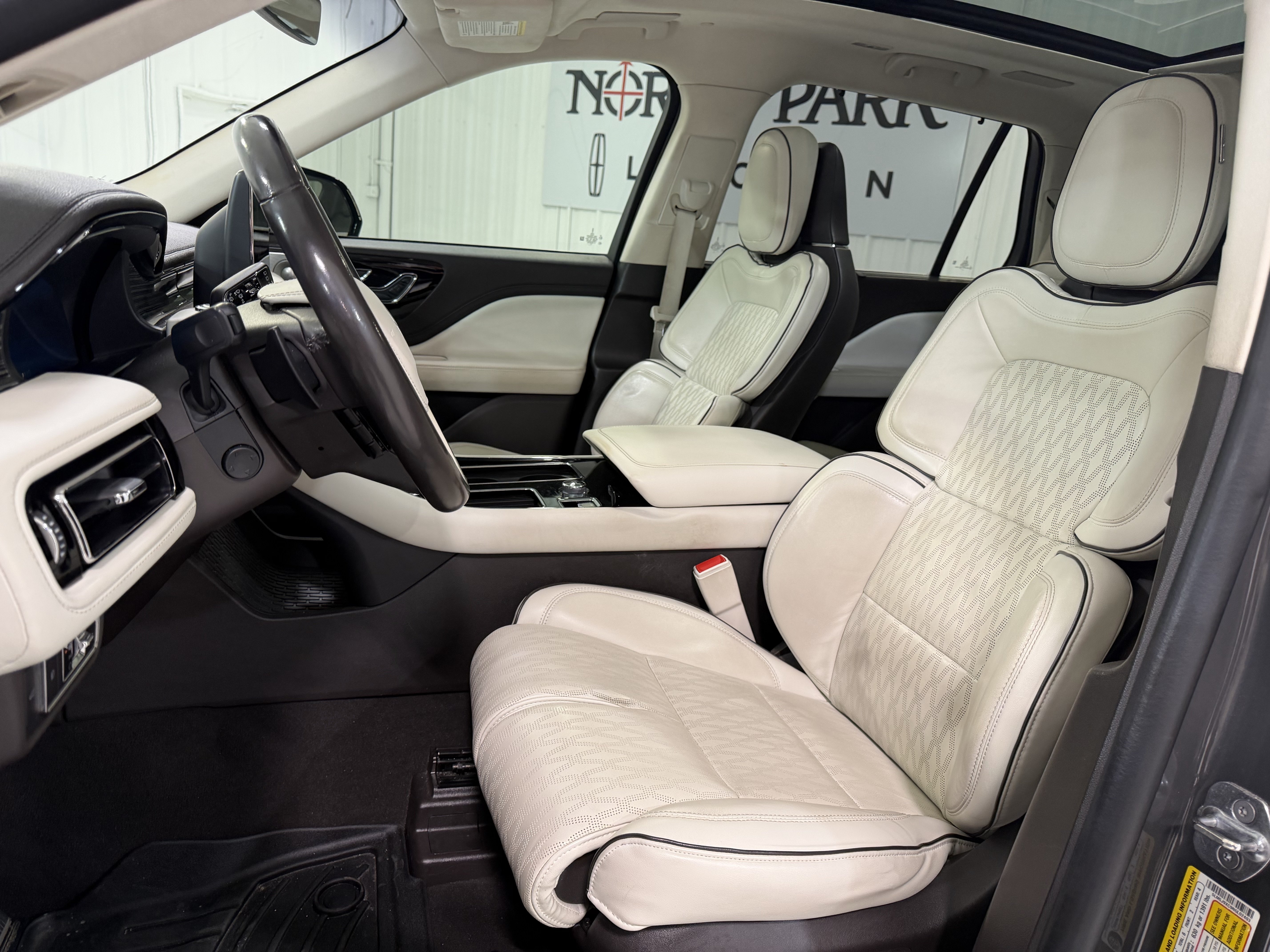 Used 2022 Lincoln Aviator Black Label AWD/4WD image 9