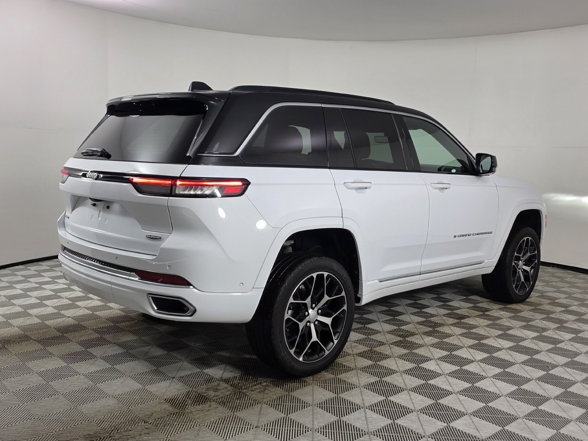 Used 2024 Jeep Grand Cherokee Summit AWD/4WD image 46