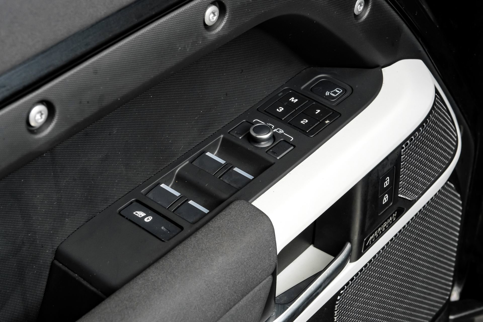 Used 2023 Land Rover Defender 110 SE image 45