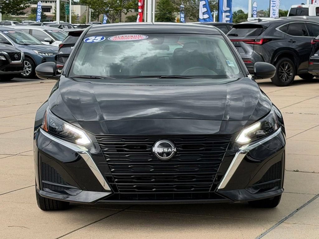Used 2025 Nissan Altima 2.5 SV FWD image 2