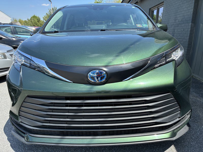 Used 2023 Toyota Sienna LE AWD/4WD image 2