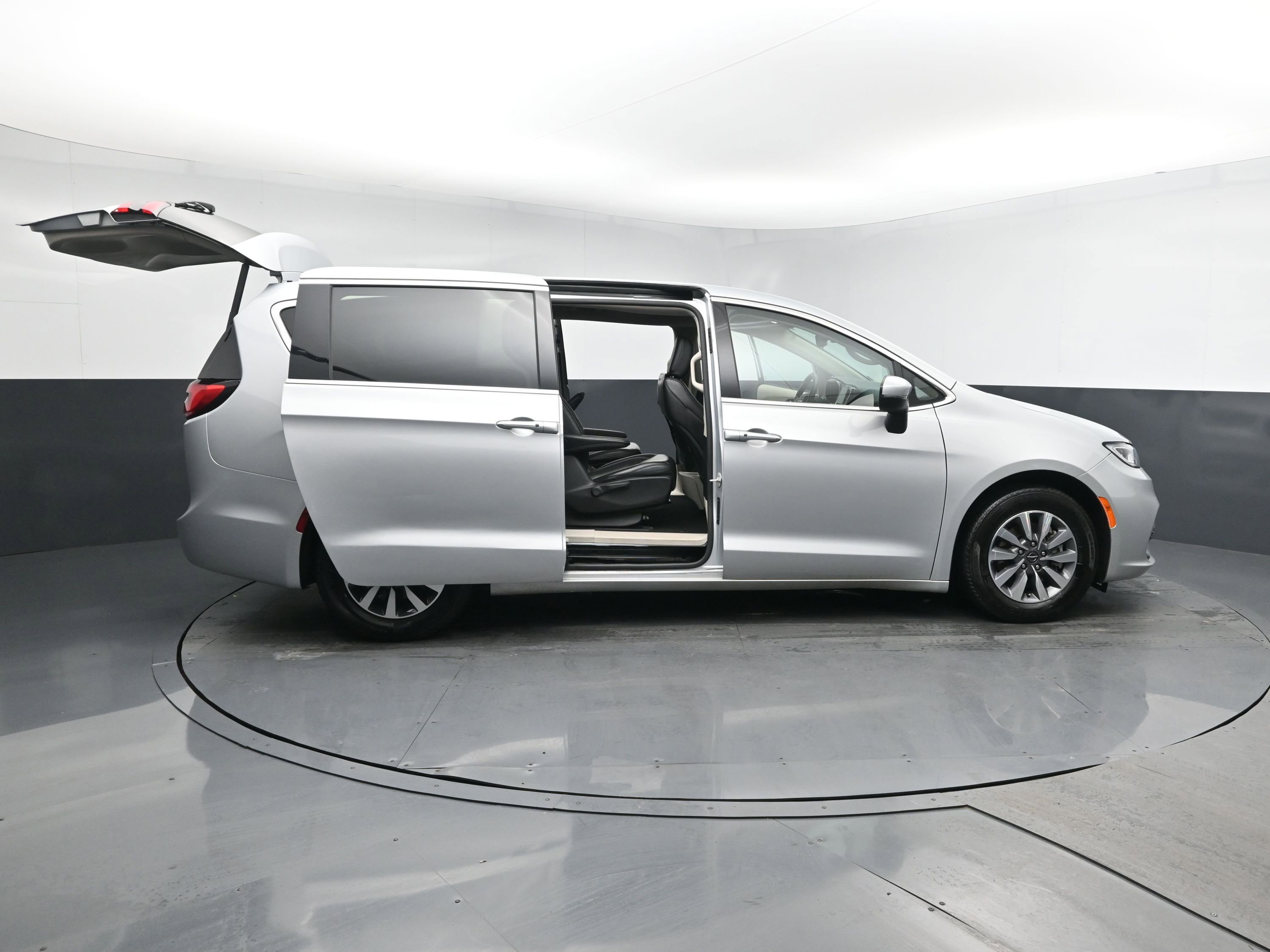 Used 2023 Chrysler Pacifica Touring-L image 30