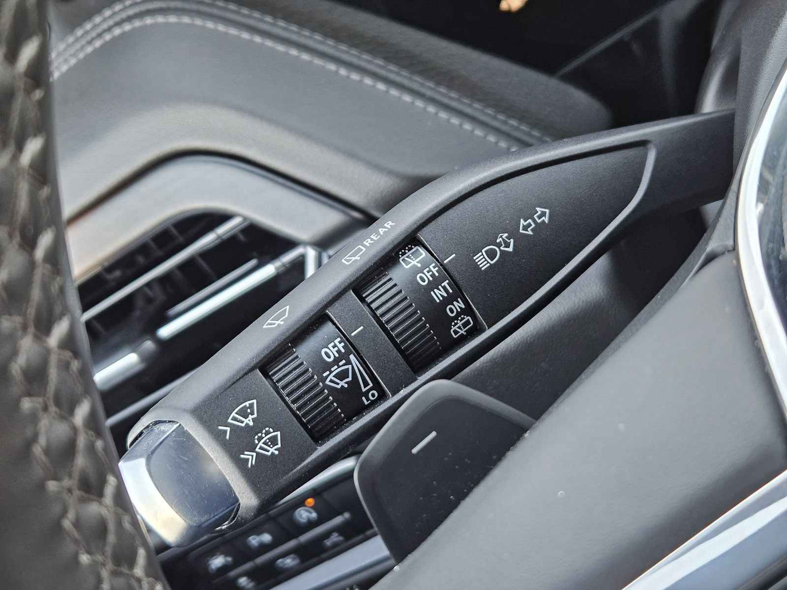 Used 2025 GMC Yukon XL Denali image 29