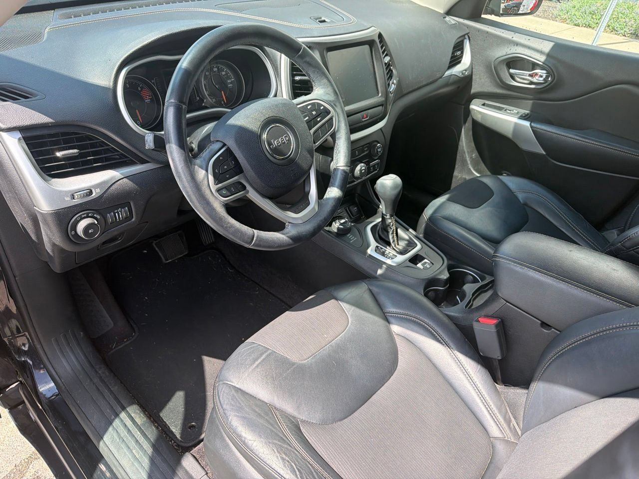 Used 2018 Jeep Cherokee Latitude Plus AWD/4WD image 13