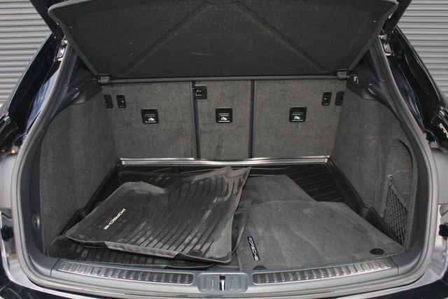 Used 2023 Porsche Macan Turbo image 12