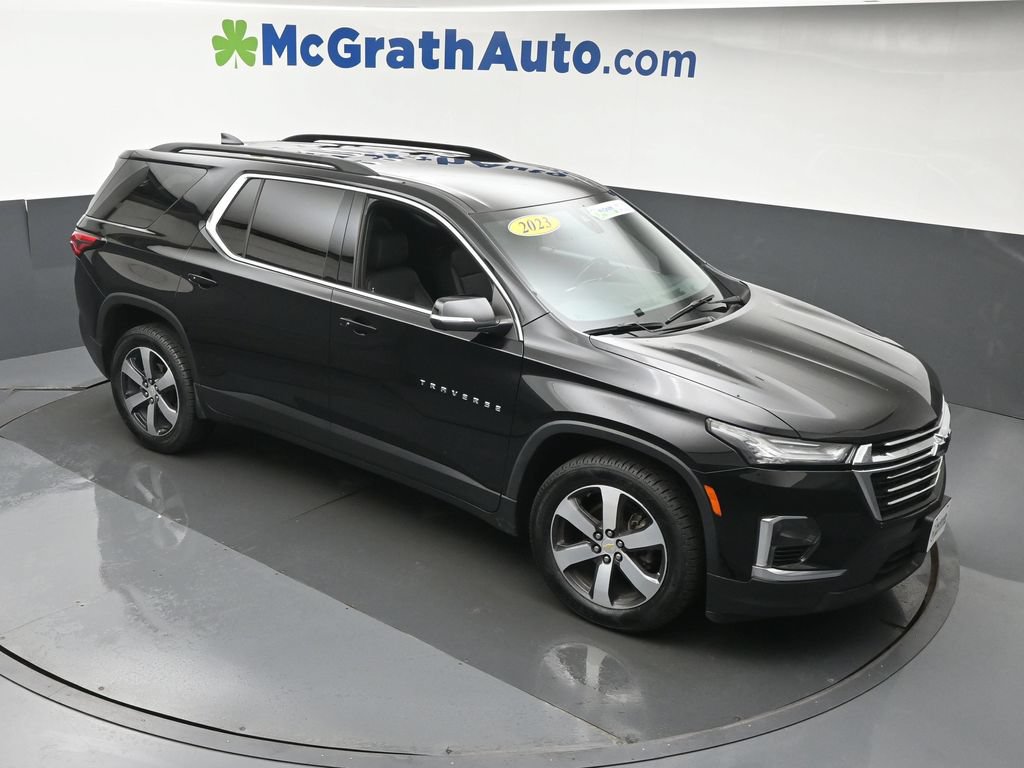 Used 2023 Chevrolet Traverse LT w/ LT Premium Package AWD/4WD image 3