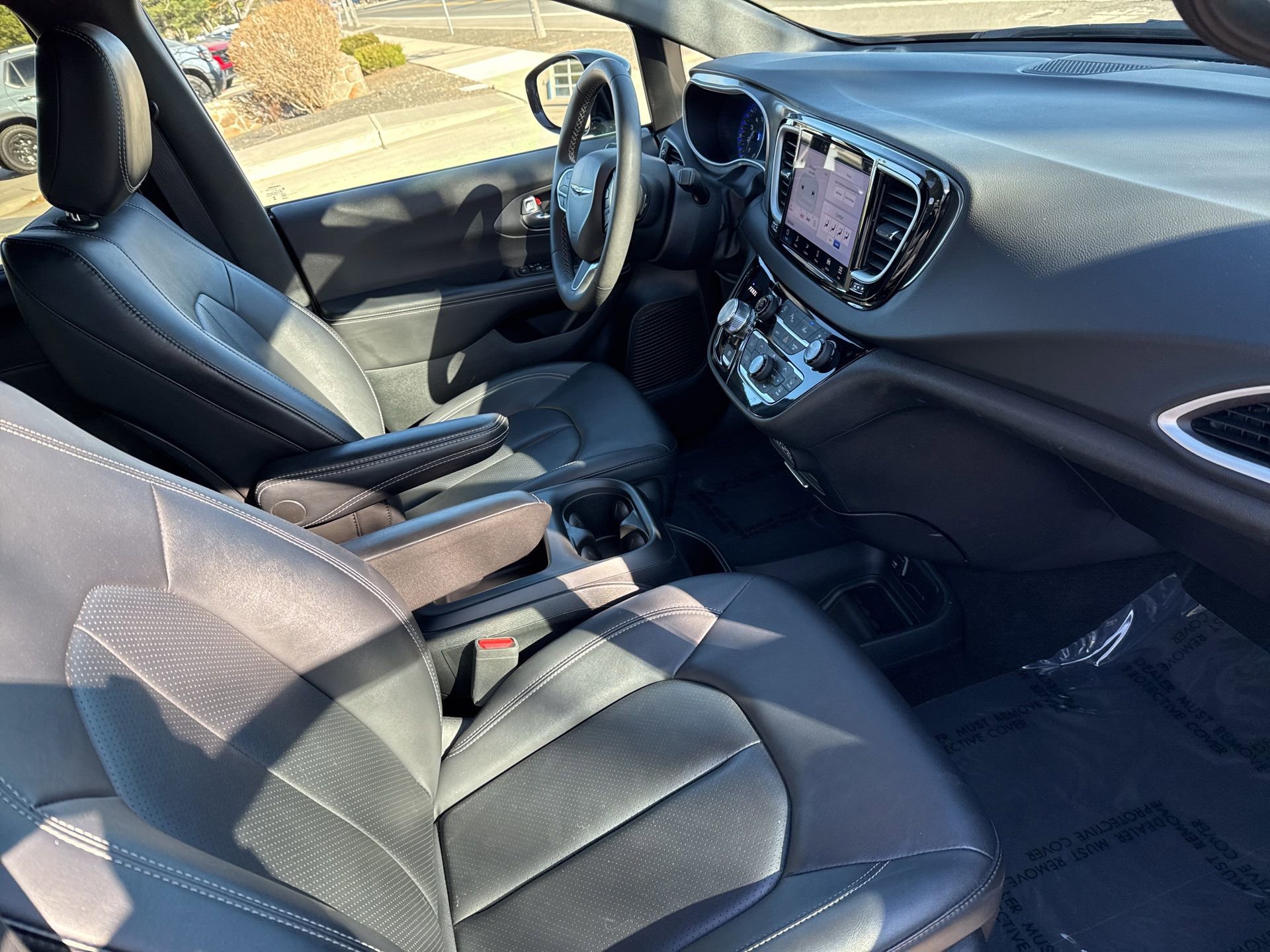 Used 2025 Chrysler Pacifica Select image 33