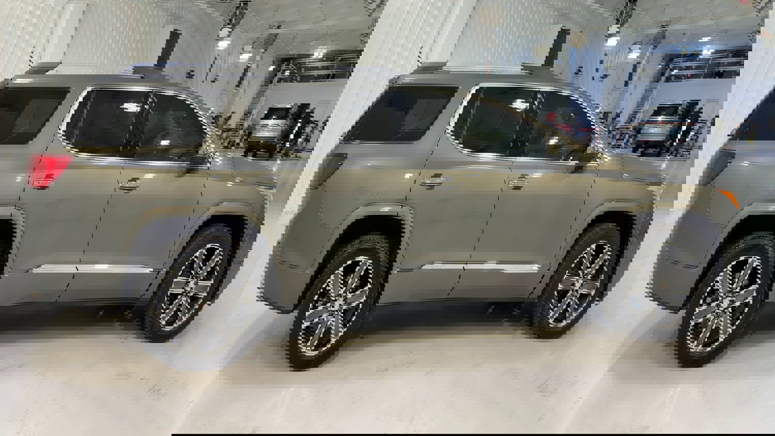 Used 2018 GMC Acadia Denali w/ Technology Package image 2