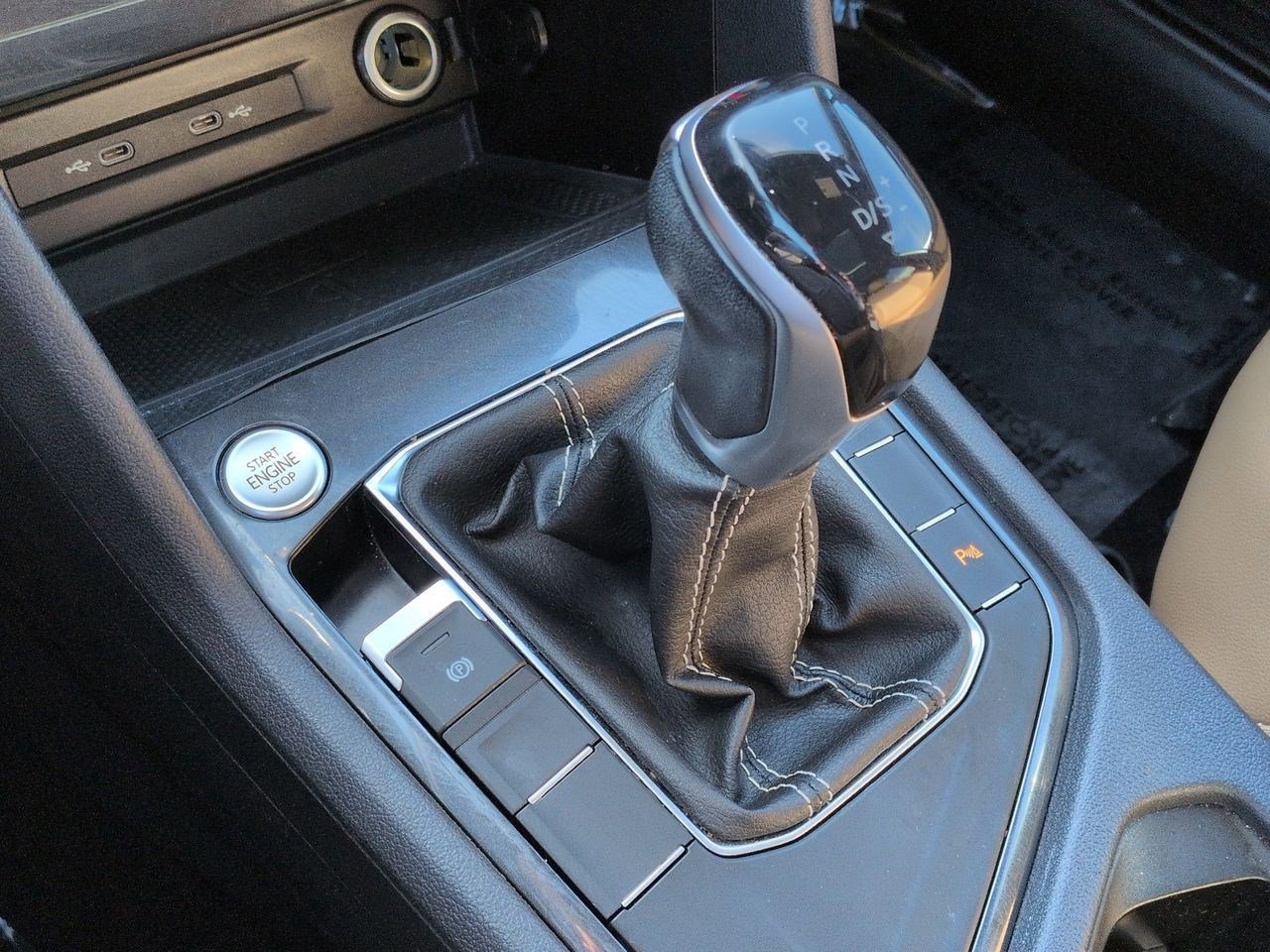 Used 2023 Volkswagen Tiguan SE R-Line image 17