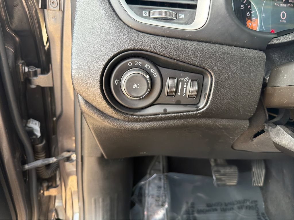 Used 2018 Jeep Renegade Latitude FWD image 18