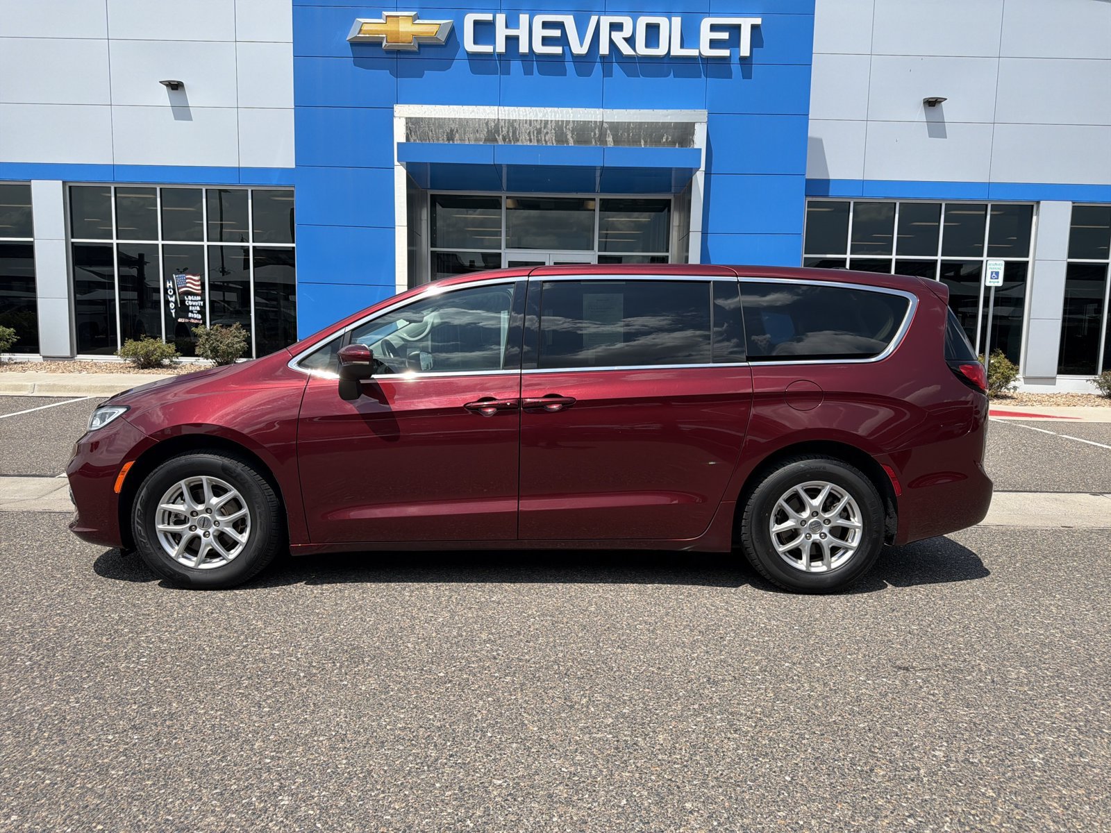 Used 2023 Chrysler Pacifica Touring-L FWD image 2