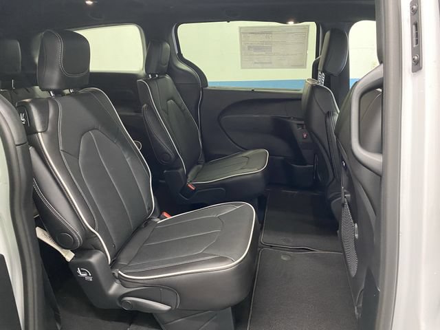 New 2026 Chrysler Pacifica Limited w/ S Appearance Package AWD/4WD image 35
