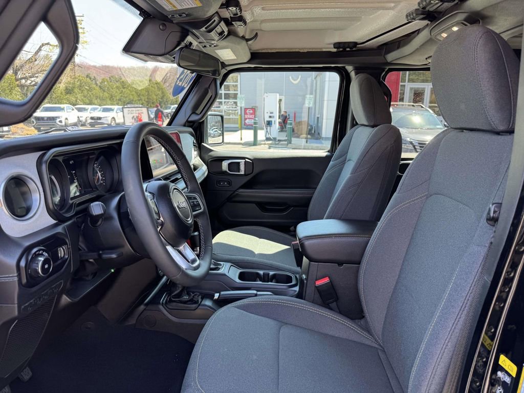 Used 2025 Jeep Wrangler Unlimited Sahara AWD/4WD image 14