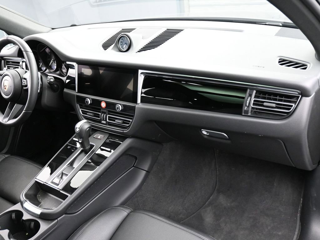 Certified 2025 Porsche Macan image 32