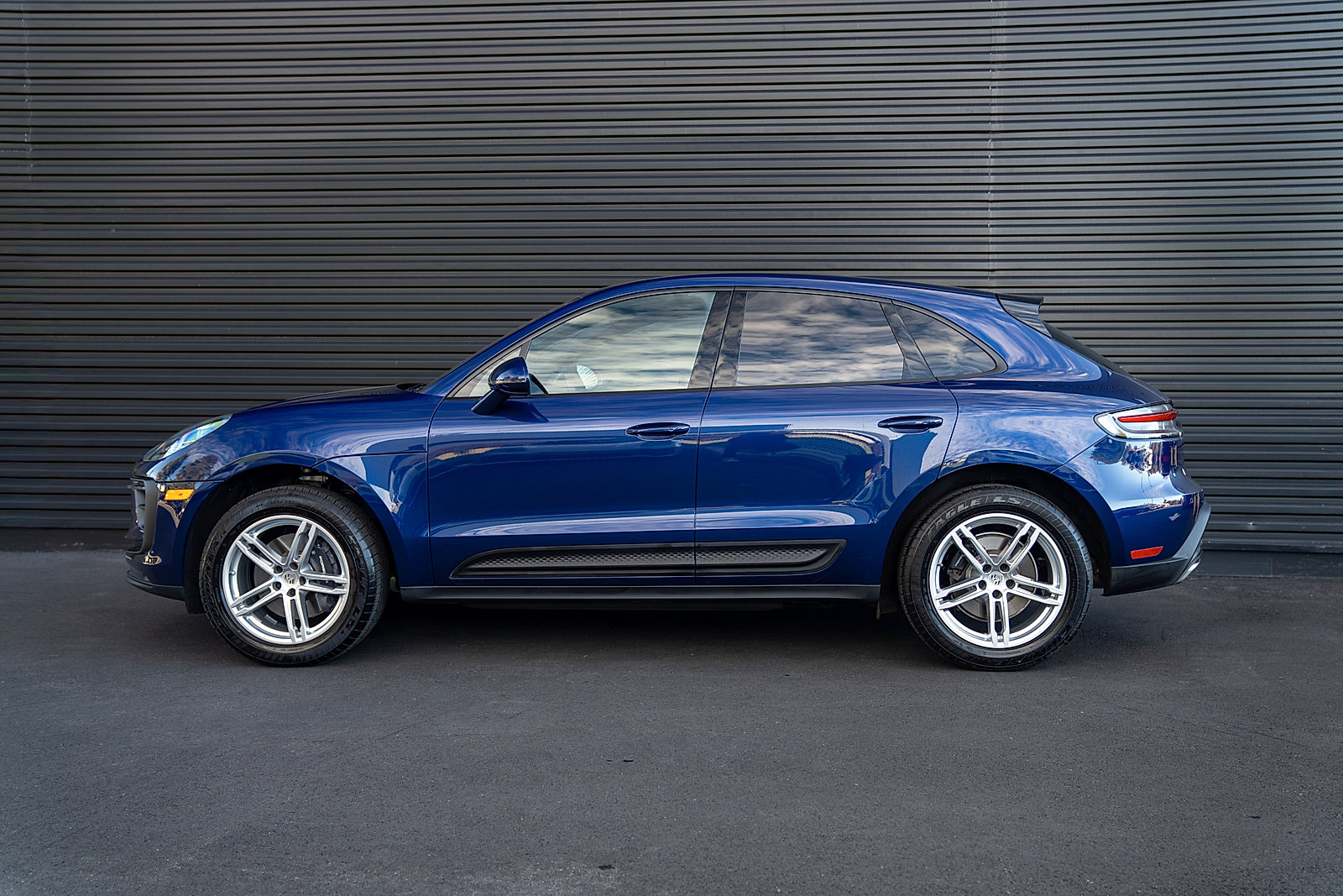 Certified 2025 Porsche Macan AWD/4WD image 2