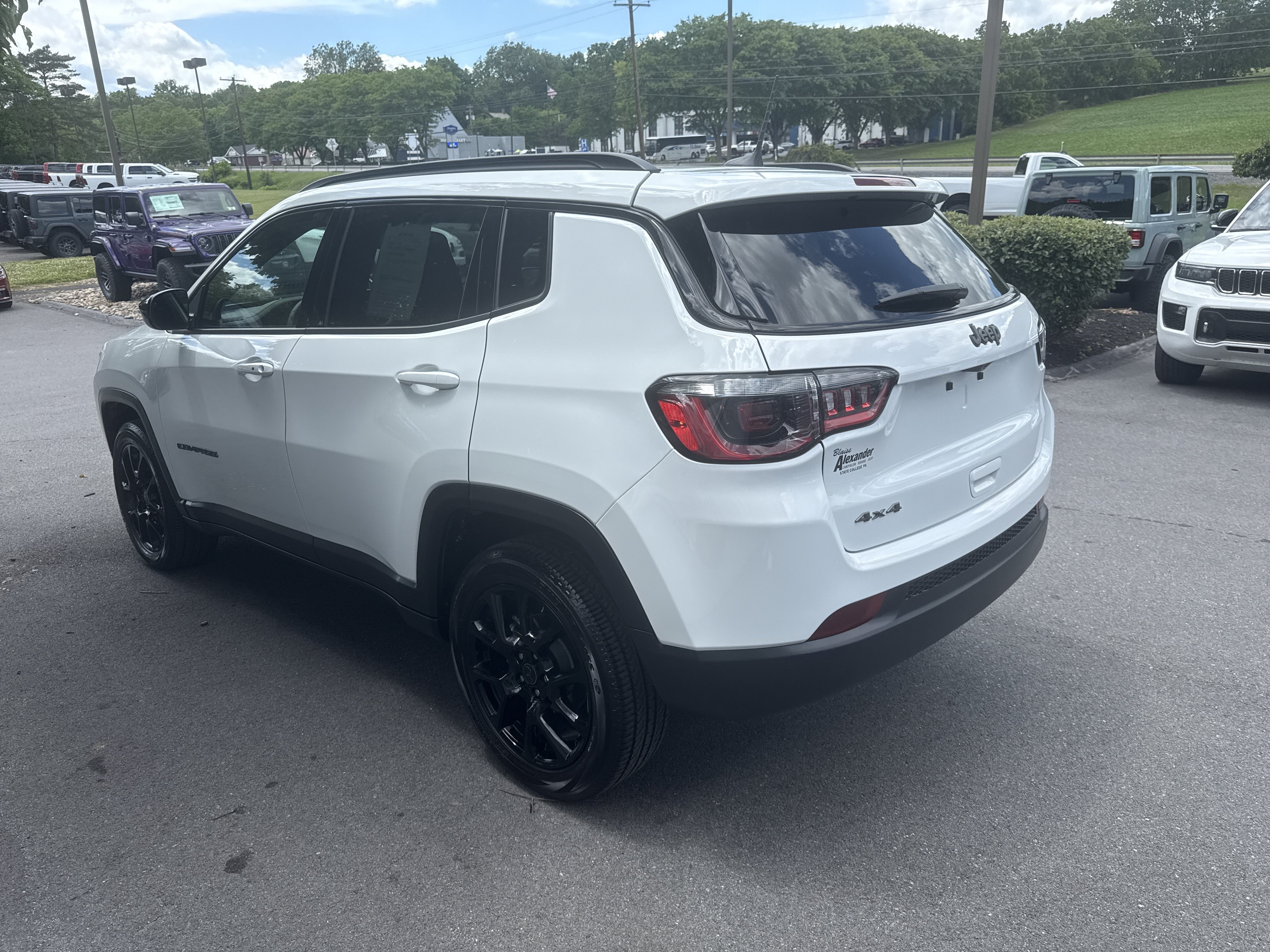 Used 2025 Jeep Compass Latitude w/ Convenience Group AWD/4WD image 6