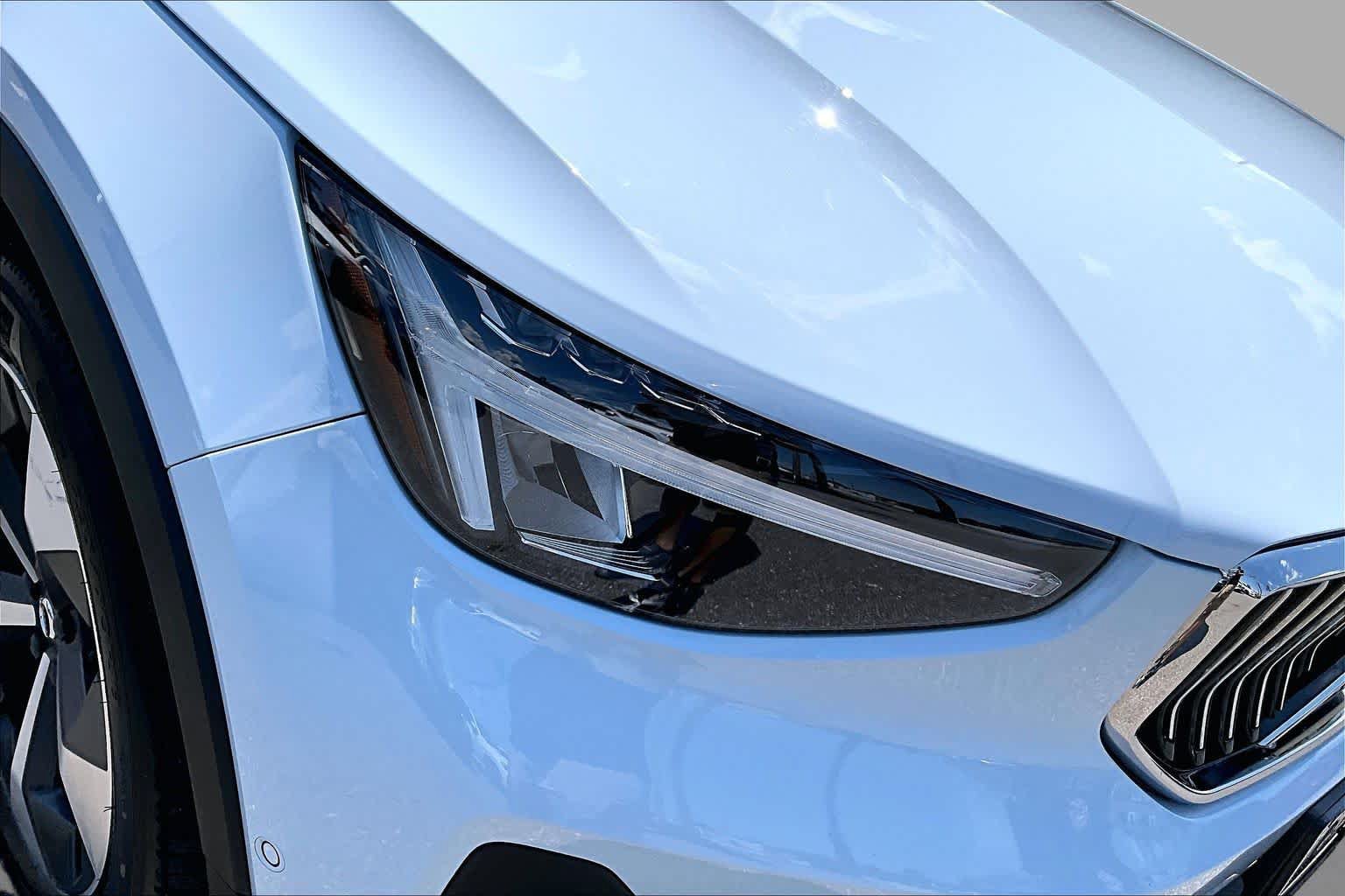 Used 2024 Volvo XC40 B5 Plus AWD/4WD image 25