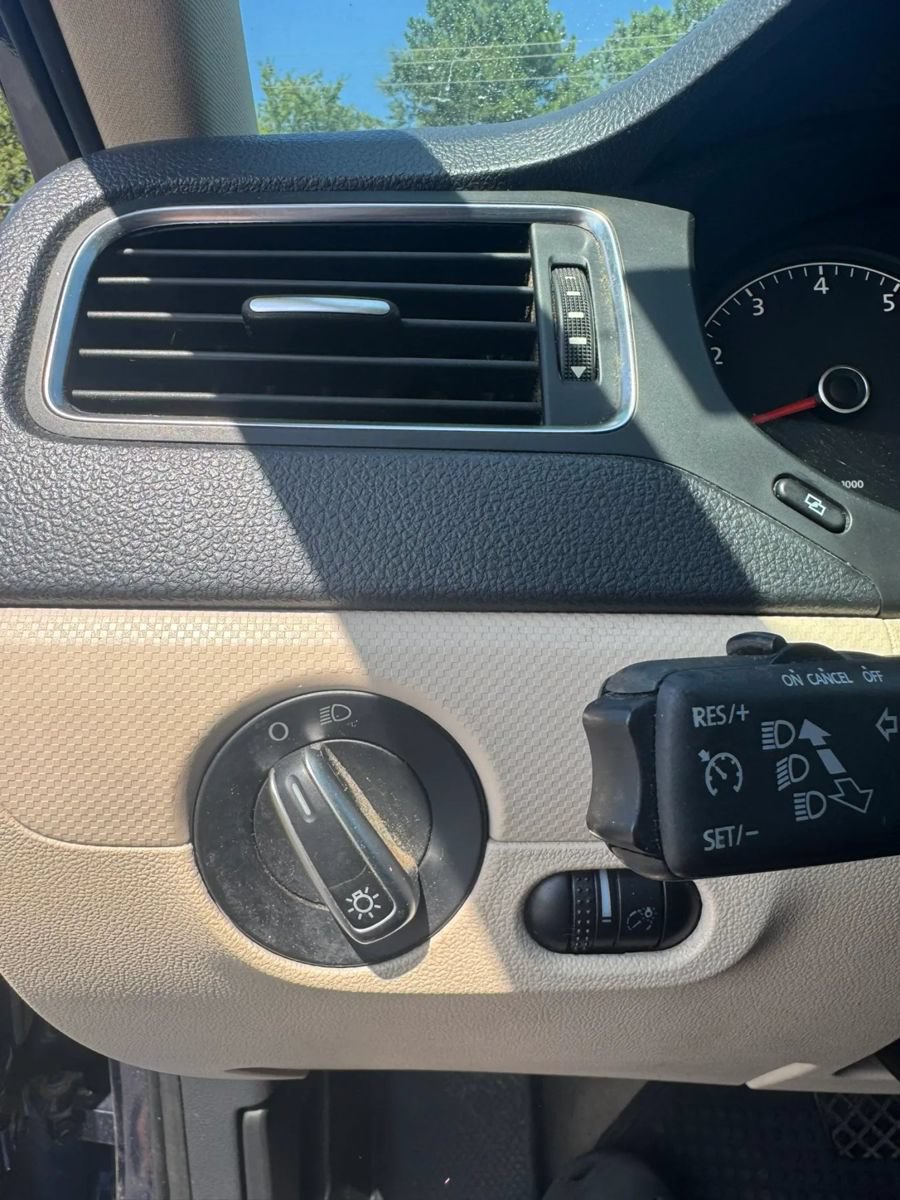Used 2011 Volkswagen Jetta SE FWD image 11