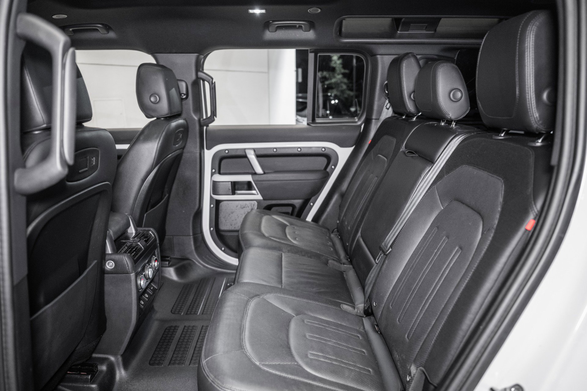 Used 2022 Land Rover Defender 110 X-Dynamic SE image 24