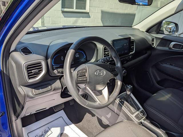 Used 2025 Hyundai Venue SEL FWD image 9