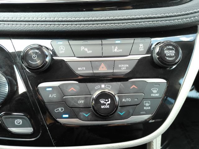 Used 2023 Chrysler Pacifica Limited FWD image 50