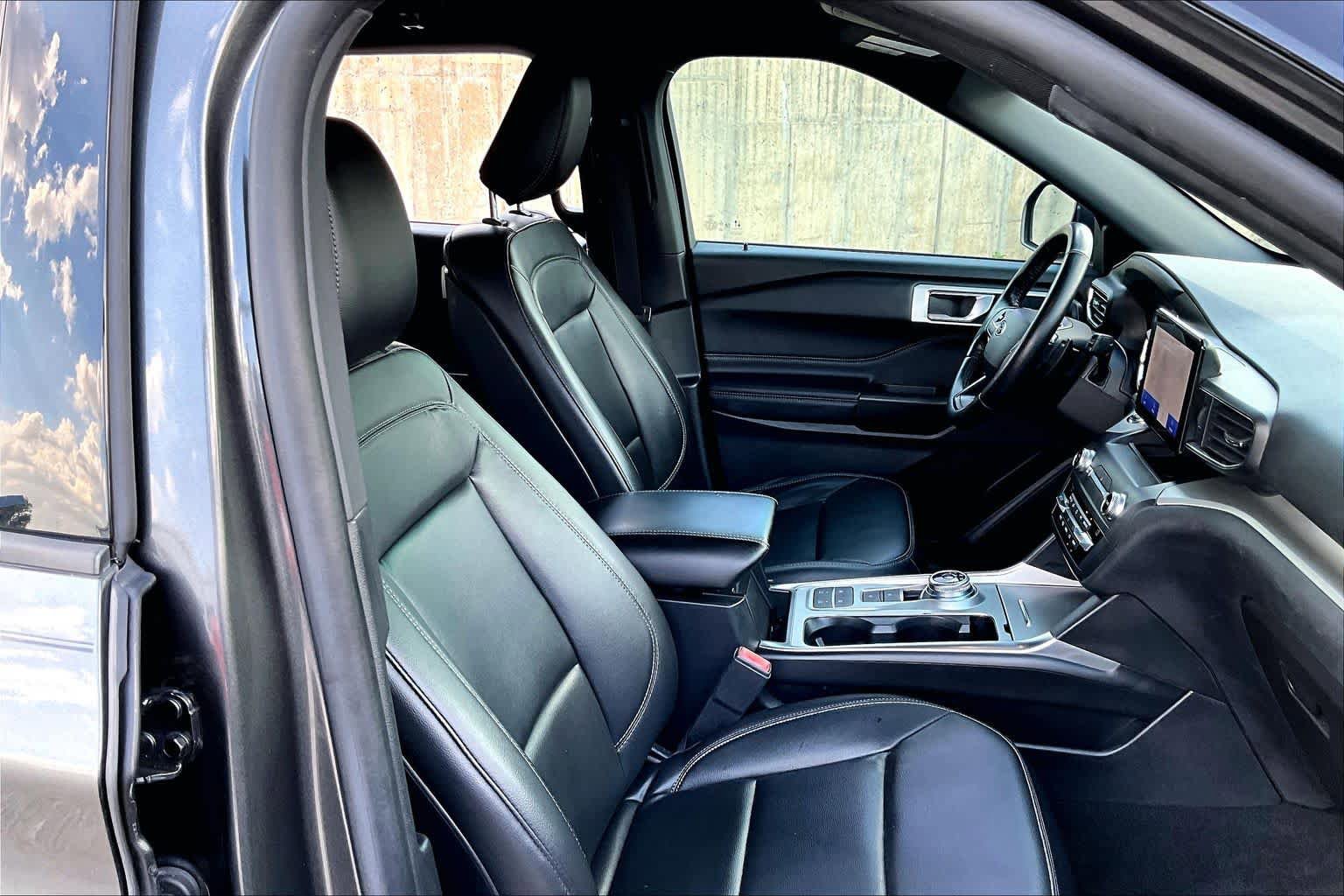 Used 2020 Ford Explorer XLT w/ Equipment Group 202A image 9