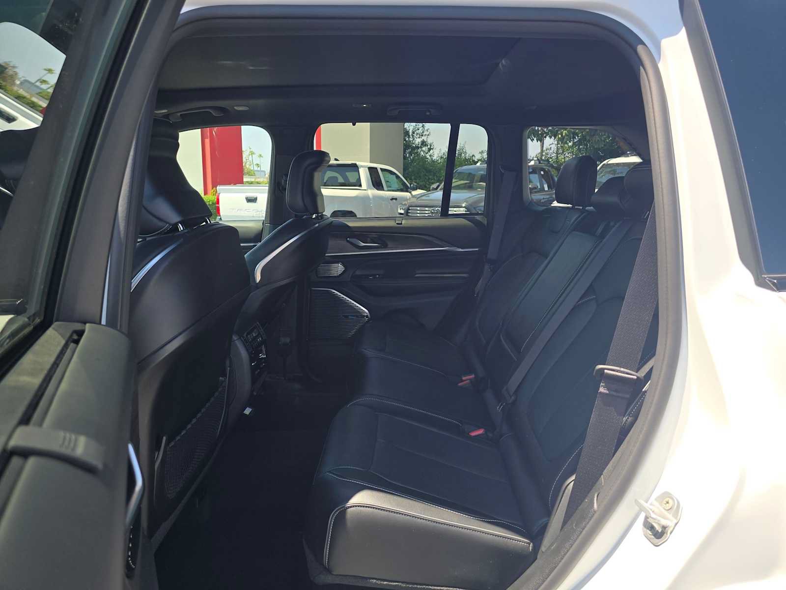 Used 2023 Jeep Grand Cherokee Overland w/ Luxury Tech Group IV AWD/4WD image 18