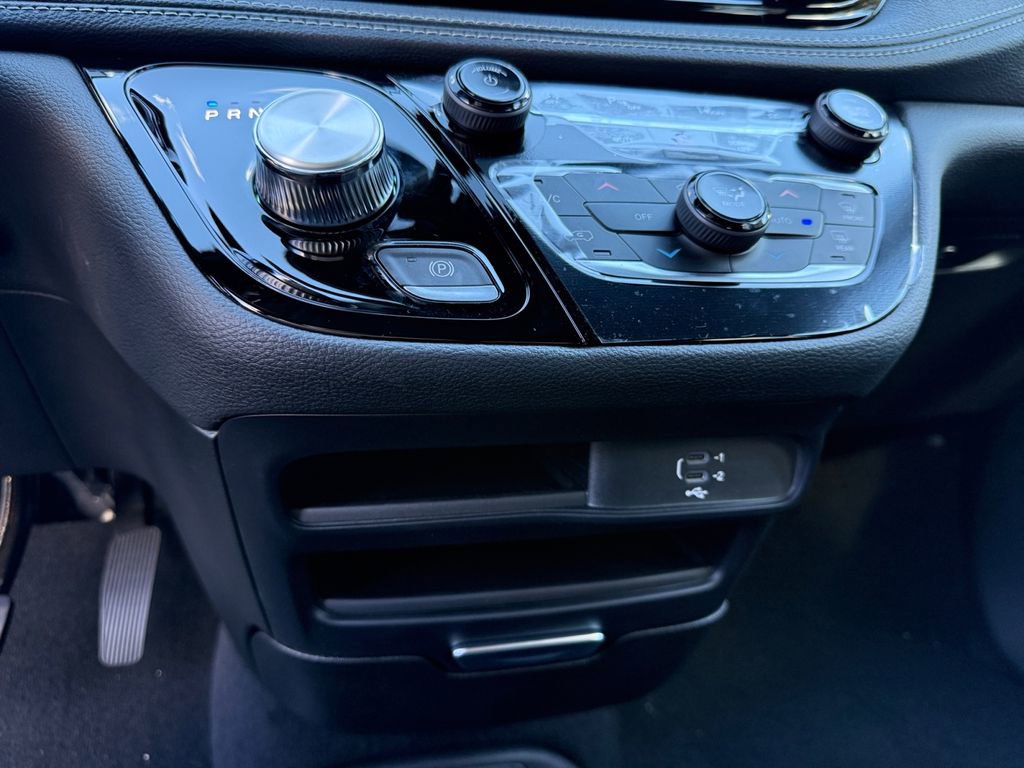 New 2026 Chrysler Pacifica Select image 30
