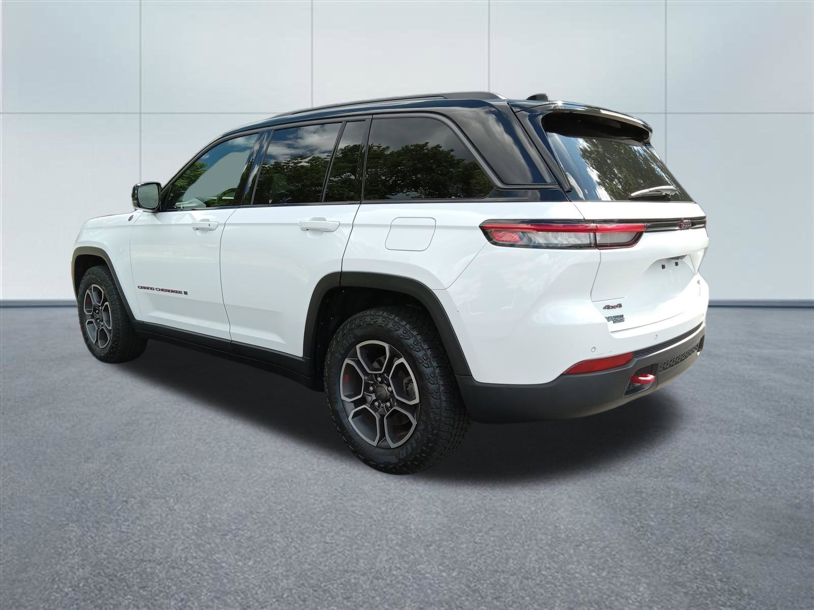 Used 2022 Jeep Grand Cherokee Trailhawk AWD/4WD image 3