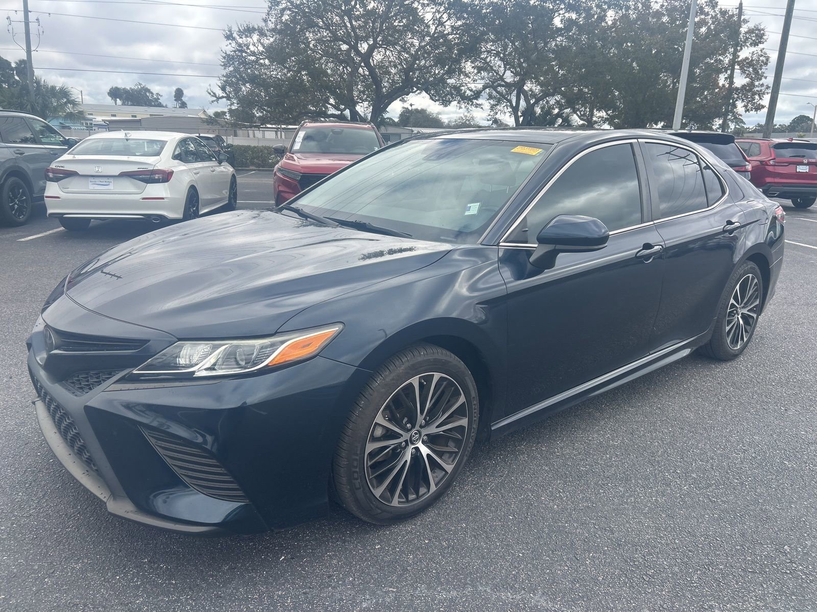 Used 2019 Toyota Camry SE image 3
