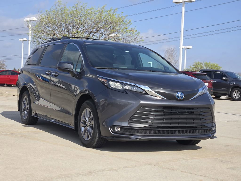 Used 2025 Toyota Sienna XLE w/ XLE Plus Package image 3