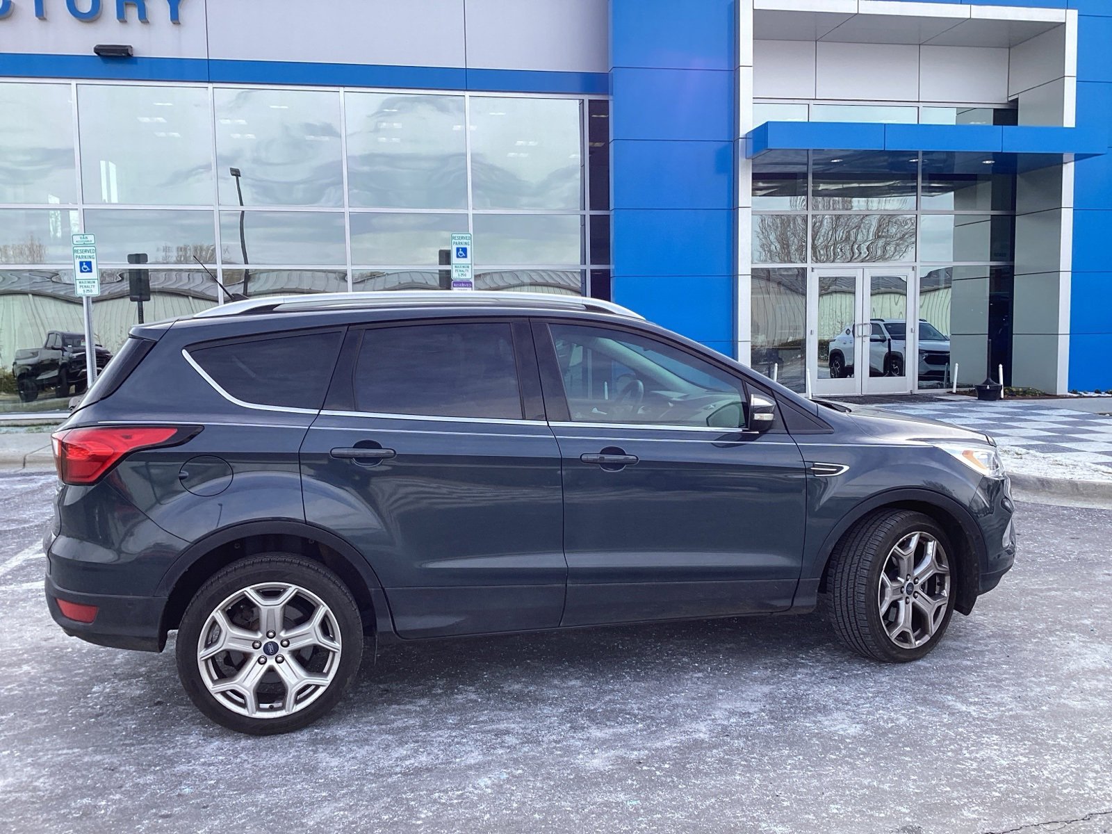 Used 2019 Ford Escape Titanium image 3