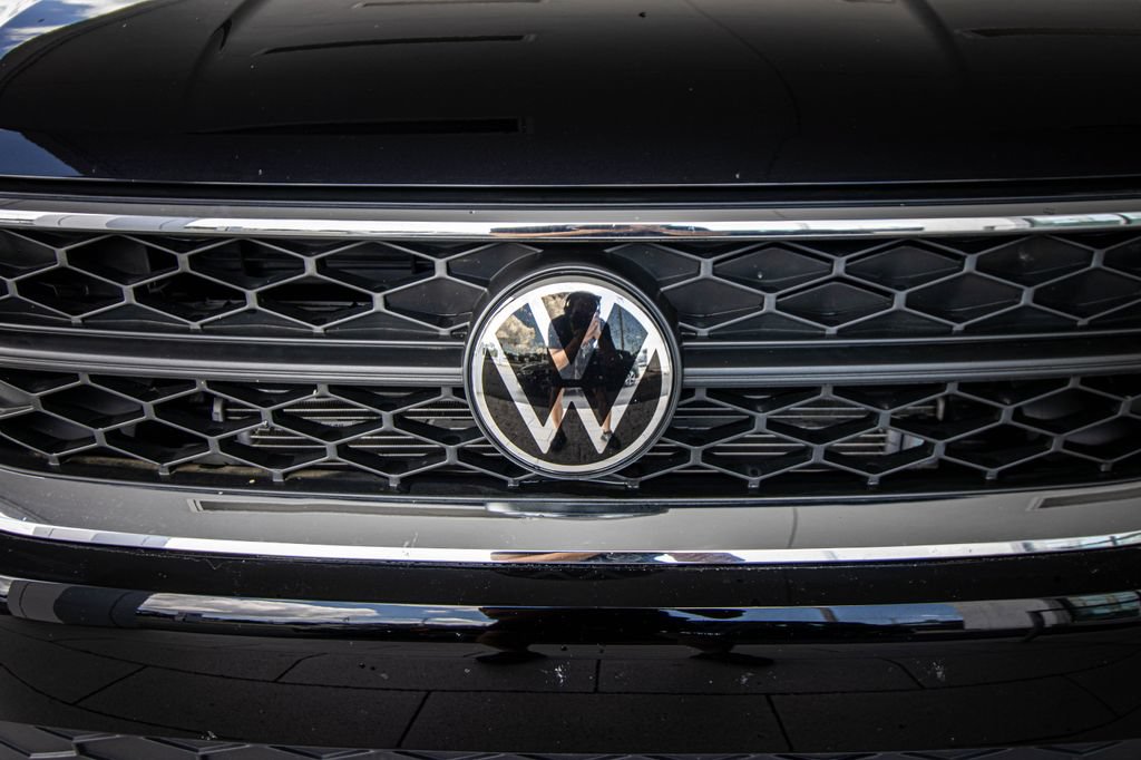 Certified 2023 Volkswagen Taos SE w/ Panoramic Sunroof Package FWD image 8