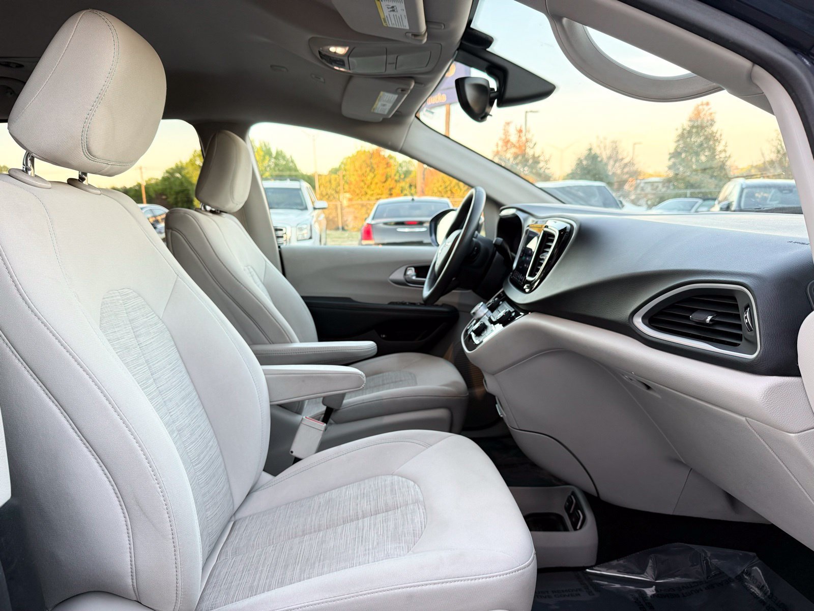 Used 2018 Chrysler Pacifica Touring Plus FWD image 28