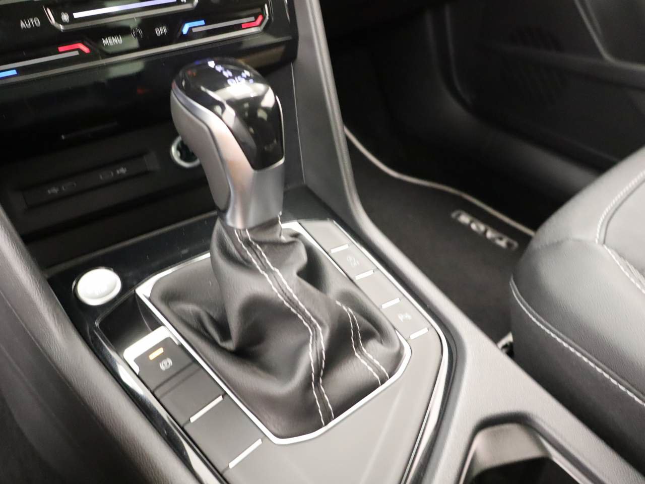 New 2026 Volkswagen Taos SE FWD image 8